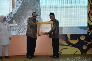 Bupati Sumenep A Busyro Karim saat menerima penghargaan dr Gubernur Jatim (ALI HUMAIDI/HUMAS PEMKAB SUMENEP)