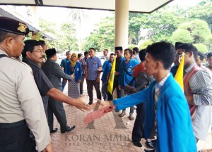 Aktivis PMII saat demo di gedung DPRD Pamekasan. (ALI SYAHRONI)