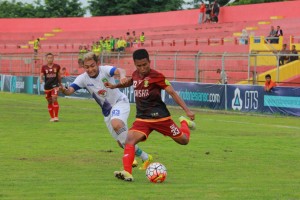 Pemain Perssu berebut bola dengan pemain PSPS. (FATHOL ALIF)