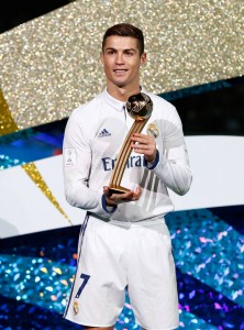 Cristiano Ronaldo saat meraih penghargaan top scorer Club World Cup Golden Ball 2016, di Stadion Yokohama. (realmadrid.com)