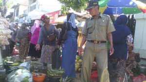 PKL saat menjajakan dagangan. (RIDWAN)