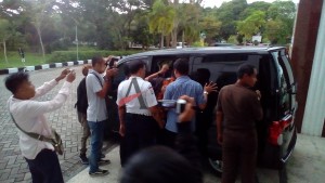 Para tersangka Proyek Taman Paseban saat akan dibawa ke rutan bangkalan.
