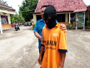 Pelaku curanmo saat digelandang petugas. (ALI SYAHRONI)