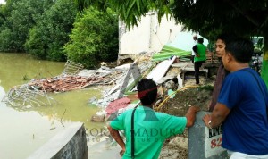 Warga saat melihat toko roboh. (MUHLIS)