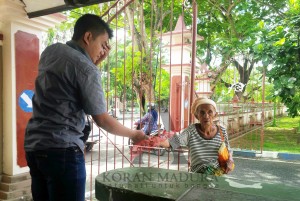 Warga saat mengasihani pengemis. (RIDWAN)