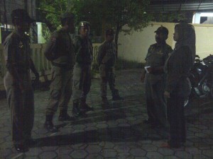 Personel Satpol PP saat melakukan pengecekan anggota sebelum terjun ke lapangan. (MUHLIS)