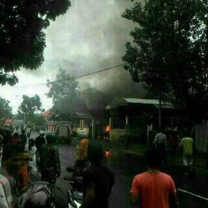 Bengkel las Besi Jaya di Jalan J.A Suprapto, Dusun Pleyang, Desa Tanggumong, Kecamatan/Kota Sampang, dilalap si jago merah. (MUHLIS)