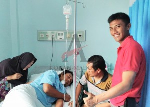Sejumlah rekan, menjenguk Fauzi di RS PHC Surabaya. (ALMUSTOFA)
