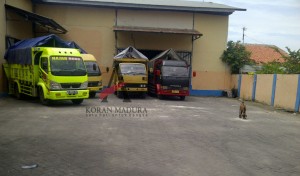 Truk berjejer untuk mengangkut raskin di gudang Bulog yang berada di Jalan Pangeran Diponegoro, Kelurahan Banyuanyar, Kota Sampang.