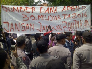 Para pendemo saat menyampaikan aspirasinya di depan Kantor Bappeda Sampang.