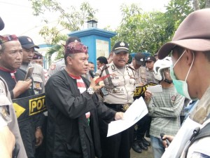 Puluhan massa saat berdemo di depan kantor PU Pengairan Sampang