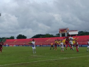 Pemain Perssu berebut bola dengan pemain PSPS. (FATHOL ALIF)