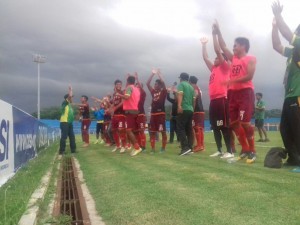 Pemain pengganti Perssu merayakan kemenangan di pinggir lapangan. (FATHOL ALIF)