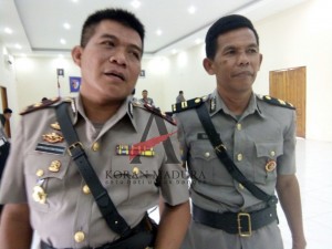 Wakapolres Sampang Kompol Pratolo Saktiawan (kiri) bersama Kasi Provov Aiptu Teguh (kanan).