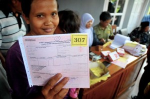 Seorang warga menunjukkan Surat Pemberitahuan Pajak Terhutang Pajak Bumi dan Bangunan miliknya usai membayar di kantor desa setempat. (ANTARA/Idhad Zakaria)