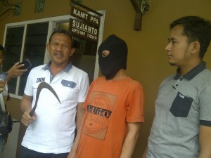 Abdul Mannan, pelaku pembunuhan, H Hasani Al Sanin saat diamankan di Mapolres Sampang. (MUHLIS)