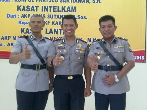 Kapolres Sampang AKBP Tofik Sukendar (tengah)