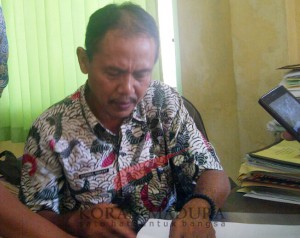 Kabid Sosial Dinsosnakertrans Sampang Samsul Hidayat saat ditanya penanganan orang gila yang meresahkan warga. (MUHLIS)