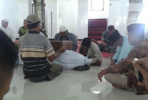 Prosesi sumpah pocong di Masjid Madegan, Kelurahan Polagan, Kota Sampang.