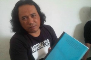 Sekretaris Jaka Jatim, Tamsul menunjukkan berkas yang mengarah Winarno sebagai juru kunci di BUMD PT SMP.