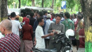 Para pemohon perpanjangan tampak mengerumuni mobil Samsat Keliling di sebelah barat GNI Sumenep, Kamis, 5 Januari 2016.