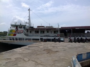 Kapal Dharma Bahari Sumekar I bersandar di Pelabuhan Kalianget.