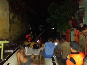 EVAKUASI. Banjir Dua Meter Rendam Permukiman Warga