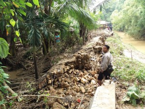 Parapet di kali Keloang jebol hingga menyebabkan banjir di Kelurahan Gladak Anyar, Kecamatan Kota, Pamekasan.