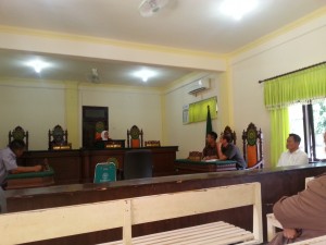 Majelis Hakim saat memimpin sidang praperadilan yang diajukan oleh HM Izzat dengan termohom Kapolres Sumenep, AKBP H Joseph Ananta Pinora. (JUNAIDI).