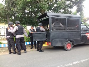 Satuan Brimbo Polda Jatim saat berada di lokasi. (FATHOL ALIF)