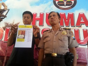 Pilisi saat menunjukkan gambar DPO kepada sejumlah wartawan. (JUNAIDI)