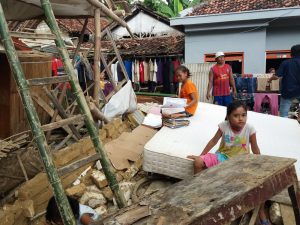 Nurul, Kelurahan Gladak Anyar, Kecamatan Kota, Pamekasan, yang terdampak banjir, sedang menjemur buku miliknya.