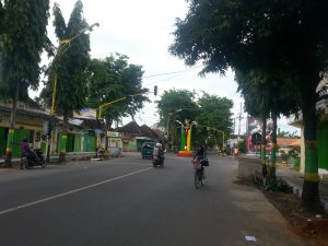 Salah satu pengendar saat melintas di jalan simpang empat Jalan HP Kusuma, Jum'at, 6 Januari 2017.