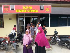 Nur Hasanah, ibu kandung korban pencabulan keluar dari ruang Satreskrim Polres Sumenep, Selasa, 17 Januari 2017. (JUNAIDI)