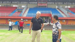 Rudy William Keljtes mengunjungi stadion Ratu Pamellingan, Pamekasan. (RIDWAN)