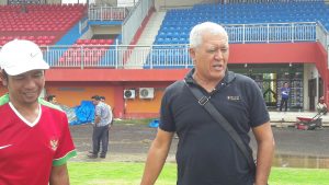 Pelatih Persepam Madura Utama, Rudy William Keljtes (kanan) saat tiba di Pamekasan. (RIDWAN)