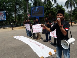 Sejumlah Aktivis KMPI Pamekasan saat melakukan aksi penolakan terhadap kenaikan tarif penerimaan negara bukan pajak (PNBP) Kamis 5 Desember 2017. (ALI SYAHRONI)