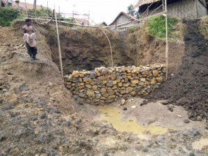 Pengerjaan jembatan beton di desa Palenggian-Bapelle mangkrak dan hanya terlihat selesai pada fondasi dan urukan saja. (MUHLIS)