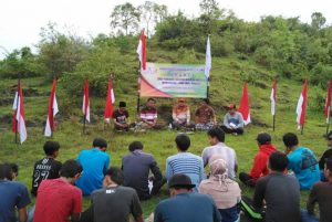 Sejumlah pemuda GPLHK Madura bersama Camat Rubaru saat melakukan penanaman pohon di Bukit Patapan, Desa Pakondang, Kecamatan Rubaru, Kabupaten Sumenep. (Dok. GPLHK)