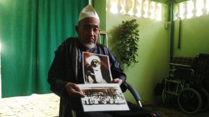 KH Zubair Muntashor memperlihatkan foto KH Muhammad Kholil bin Abdul Latif yang ditemukan di musium Den Haag Belanda. (ALMUSTAFA)