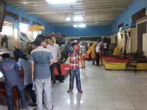 Pengunjung saat berada di dalam Keraton Sumenep. (Reys Wibi Bagas)