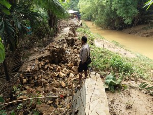 Parapet di kali Keloang jebol hingga menyebabkan bajir di Kelurahan Gladak Anyar, Kecamatan Kota, Pamekasan. (ALI SYANRONI)