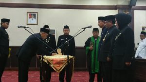 Bupati Sumenep, A Busyro Karim dalam acara pengukuhan dan pelantikan tiga pejabat pratama. (JUNAIDI)