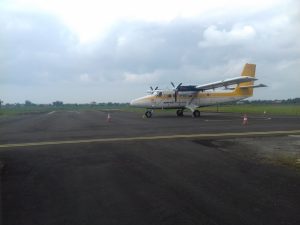 Pesawat Airfast di Bandara Trunojoyo, Sumenep. (FATHOL ALIF)