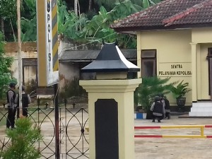 Tim Jihandak memindahkan tas warna hitam mencurigakan dari halaman Kantor Polsek Gapura ke tempat lain. (Dok)