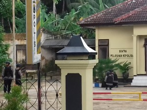 Tim Jihandak memindahkan tas warna hitam mencurigakan dari halaman Kantor Polsek Gapura ke tempat lain. (FATHOL ALIF)