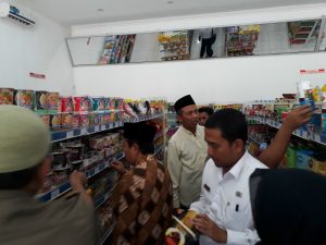 Petugas melakukan razia produk yang diduga mengandung unsur babi. (FATHOL ALIF)