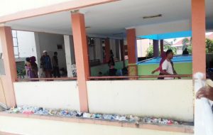 Sampah berserakan di Rumah Sakit Umum Daerah (RSUD) dr. H. Moh. Anwar Sumenep. (FATHOL ALIF)