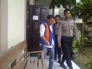 Jatmiko saat keluar dari ruang sidang di Pengadilan Negeri Sampang