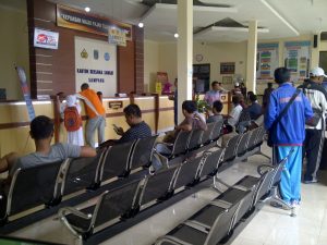 Pemohon saat mengurus perpanjangan surat-surat kendaraannya di kantor Samsat Sampang